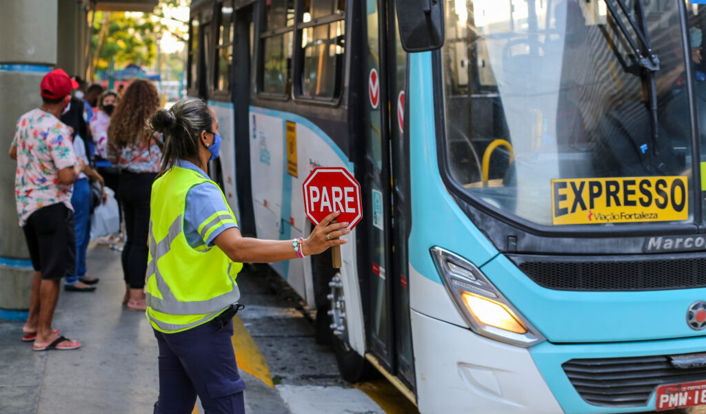 Vereadores de Fortaleza aprovam projeto que garante gratuidade do transporte coletivo aos candidatos do Enem