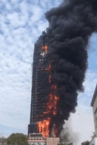 Arranha-céu engolido pelas chamas na cidade de Changsha, na China