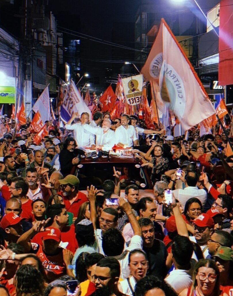 Lula chega a Fortaleza e percorre ruas do Centro da Capital 