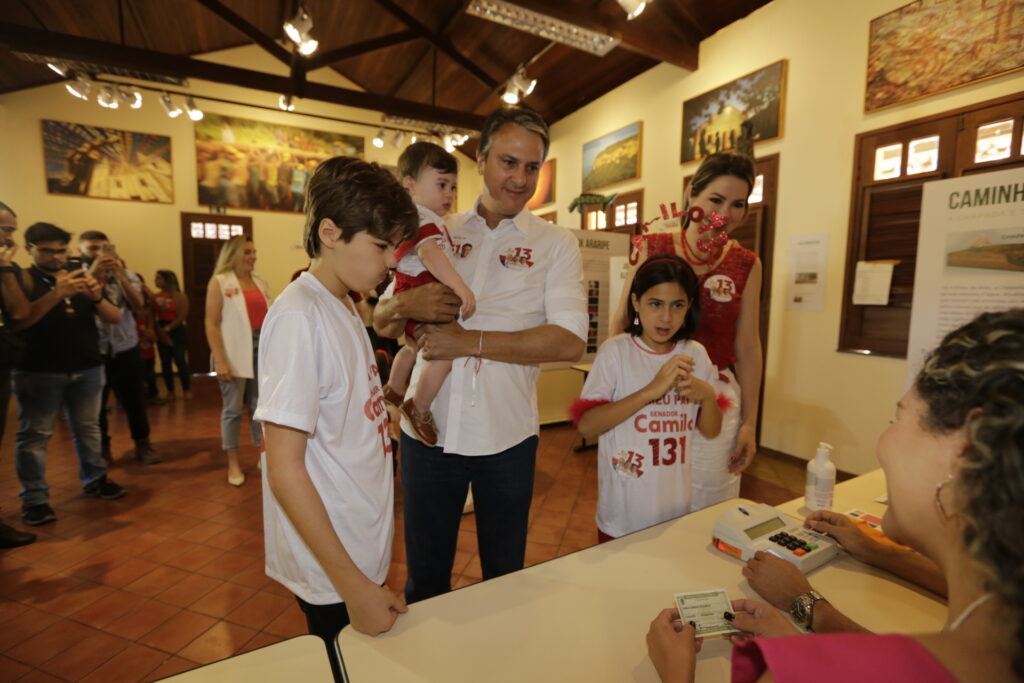 Candidato ao Senado, Camilo Santana vota em Barbalha