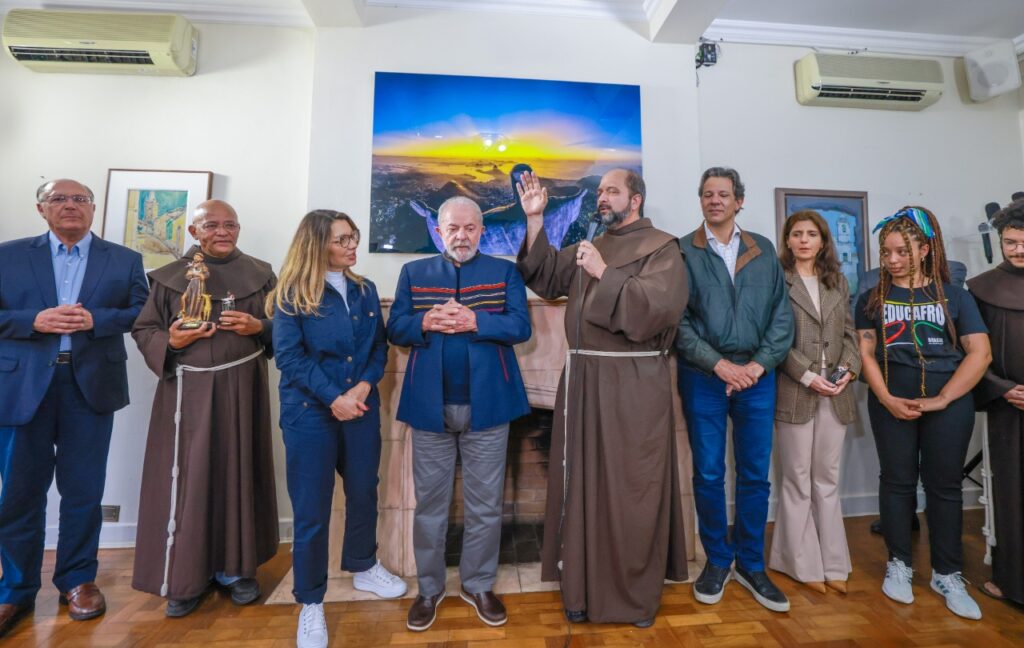 Lula e Alckmin recebem bençãos de frades franciscanos