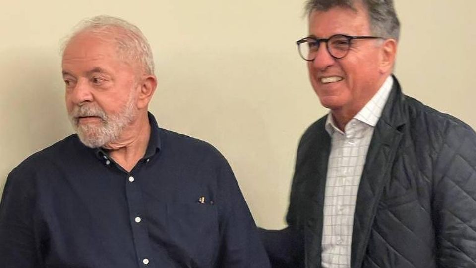 Antes de debate, Paulo Marinho entrega a Lula informações sobre Bolsonaro