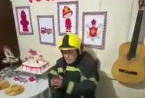 Aos 91 anos, vovô ganha festa surpresa de ‘mesversário’ com visita dos bombeiros