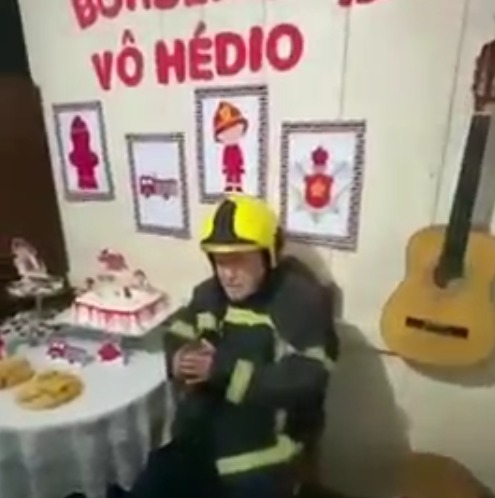 Aos 91 anos, vovô ganha festa surpresa de ‘mesversário’ com visita dos bombeiros