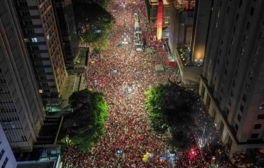 Apoiadores de Lula comemoram vitória na Avenida Paulista, em São Paulo