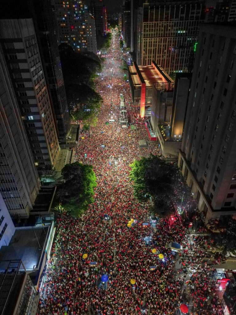 Apoiadores de Lula comemoram vitória na Avenida Paulista, em São Paulo