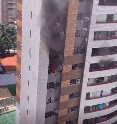Após incêndio, estrutura de prédio no bairro Meireles deve ser avaliada pela Defesa Civil