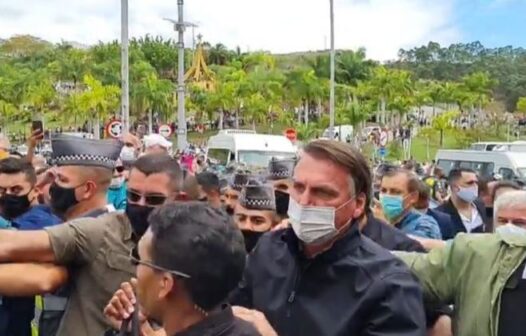 Bolsonaro é recebido com aplausos e vaias ao chegar em Santuário