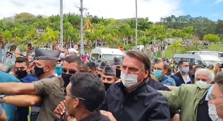 Bolsonaro é recebido com aplausos e vaias ao chegar em Santuário