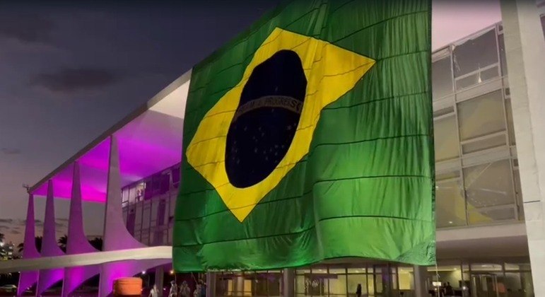 Bolsonaro manda pendurar bandeira do Brasil no Palácio do Planalto