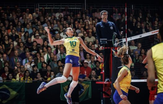 Brasil vira contra Japão e pega Itália na semi do Mundial de Vôlei