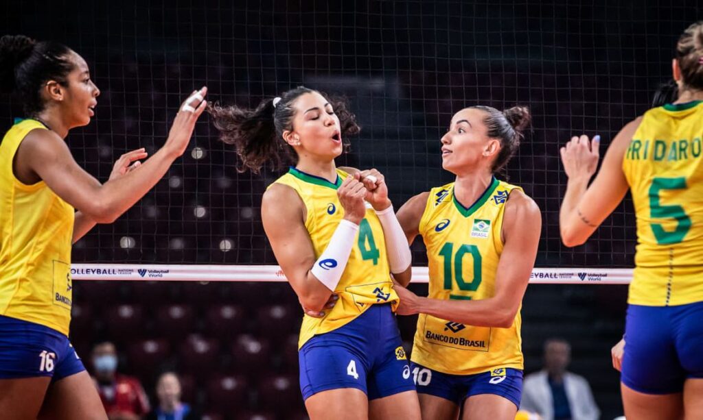 Brasil bate Porto Rico em dia inspirado de Carol no Mundial de Vôlei