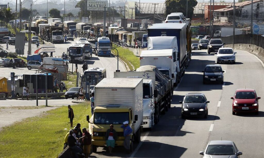 Caminhoneiros e taxistas recebem auxílio nesta terça-feira (18); saiba mais