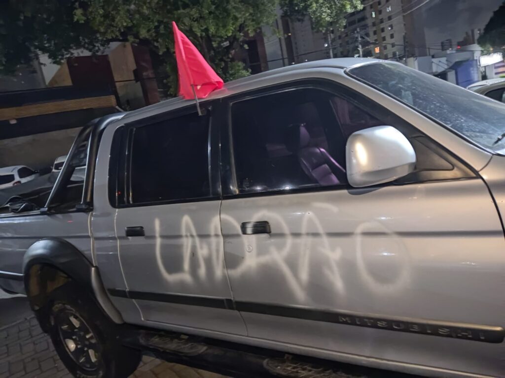 Carro com bandeira de Lula é pichado em Fortaleza