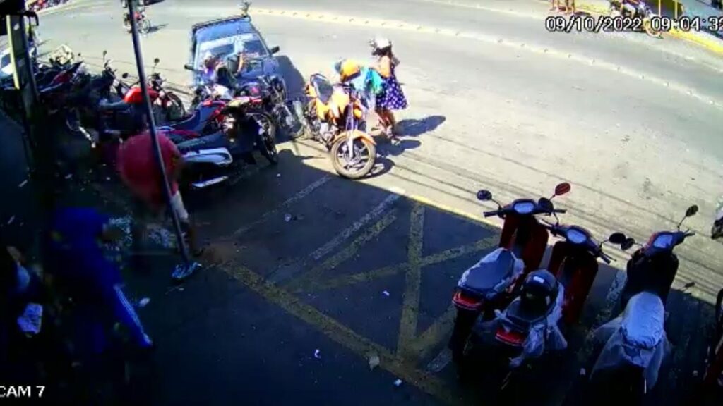 Carro descontrolado atinge motociclista parado e mais 5 motos no interior do Ceará 