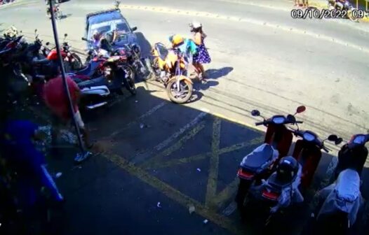 Carro descontrolado atinge motociclista parado e mais 5 motos no interior do Ceará 