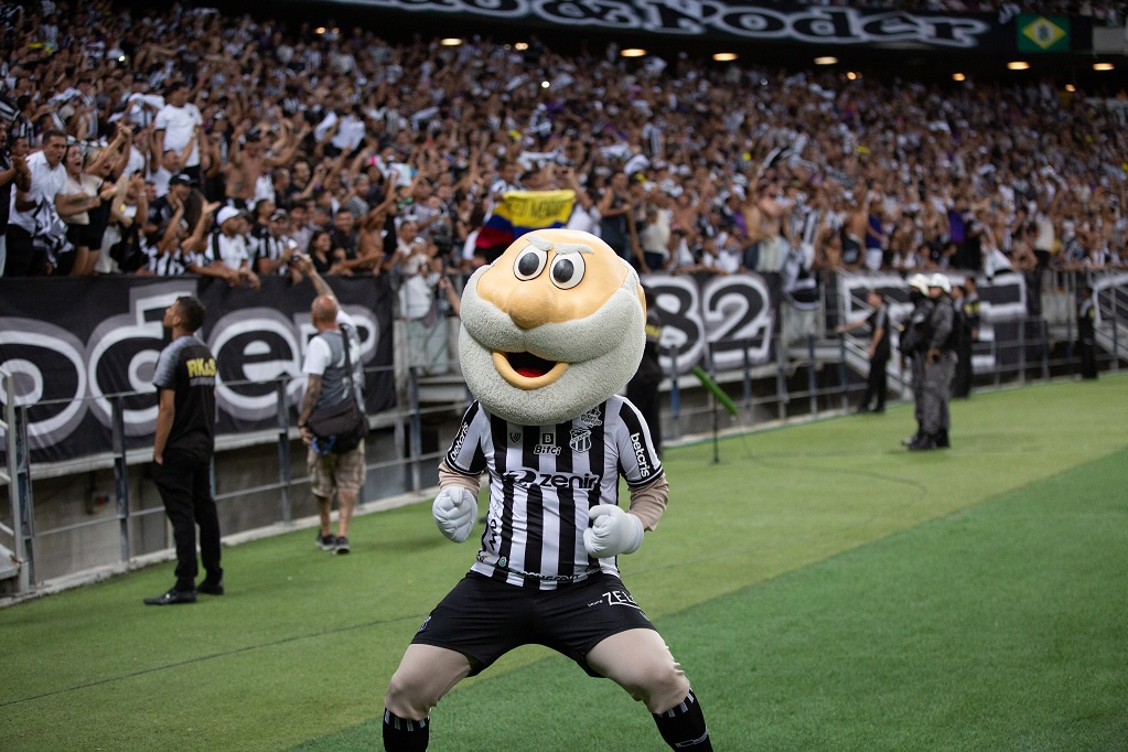 Funcionário do Ceará joga sal grosso na Arena Castelão antes de jogo com  Cuiabá - Jogada - Diário do Nordeste