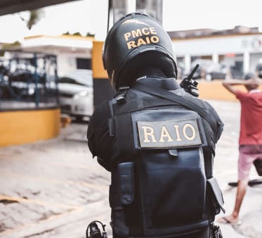 Comerciante é sequestrado e pula de carro em movimento para escapar