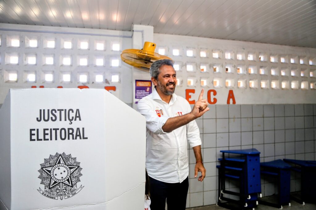 Elmano vota em Caucaia e declara: “expectativa de chegar em primeiro lugar nesse 1° turno”