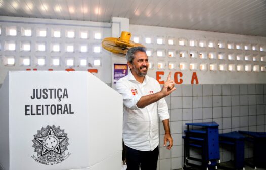 Elmano vota em Caucaia e declara: “expectativa de chegar em primeiro lugar nesse 1° turno”