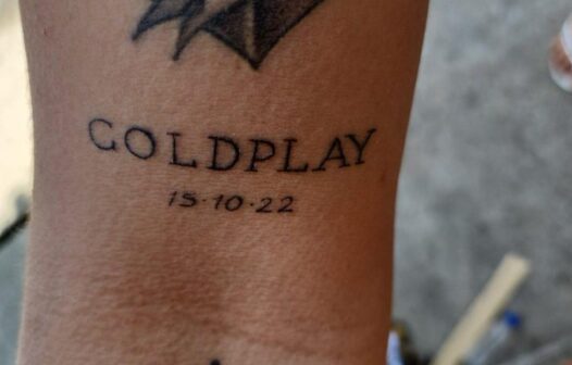 Fã cearense tatua data de show do Coldplay que foi adiado e viraliza