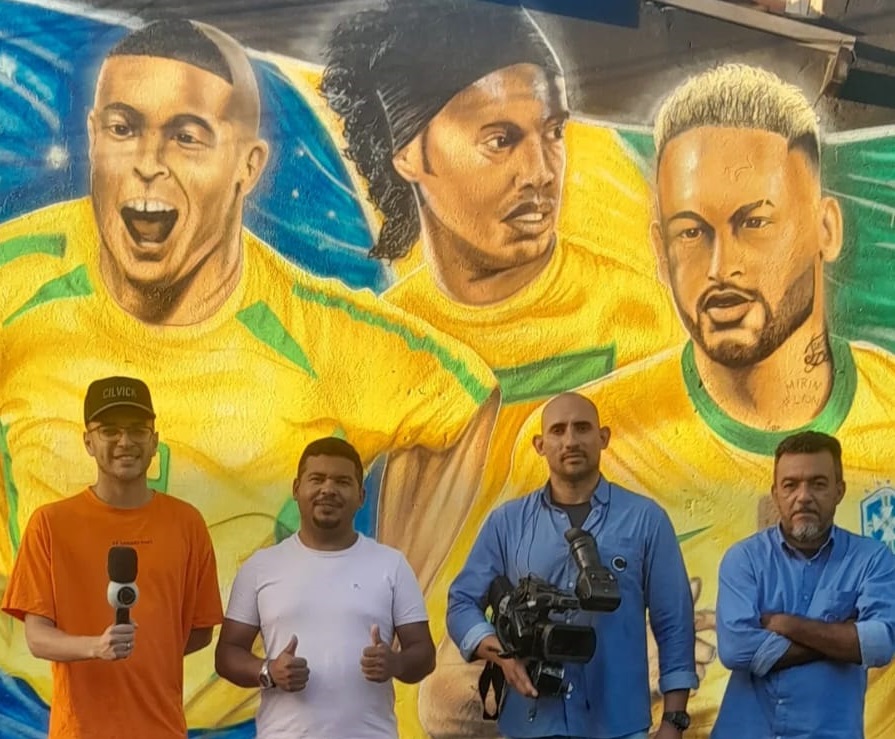 Artista pinta mural com jogadores da seleção brasileira em Fortaleza