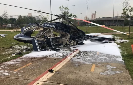 Helicóptero cai na Zona Sul de São Paulo e deixa dois homens feridos
