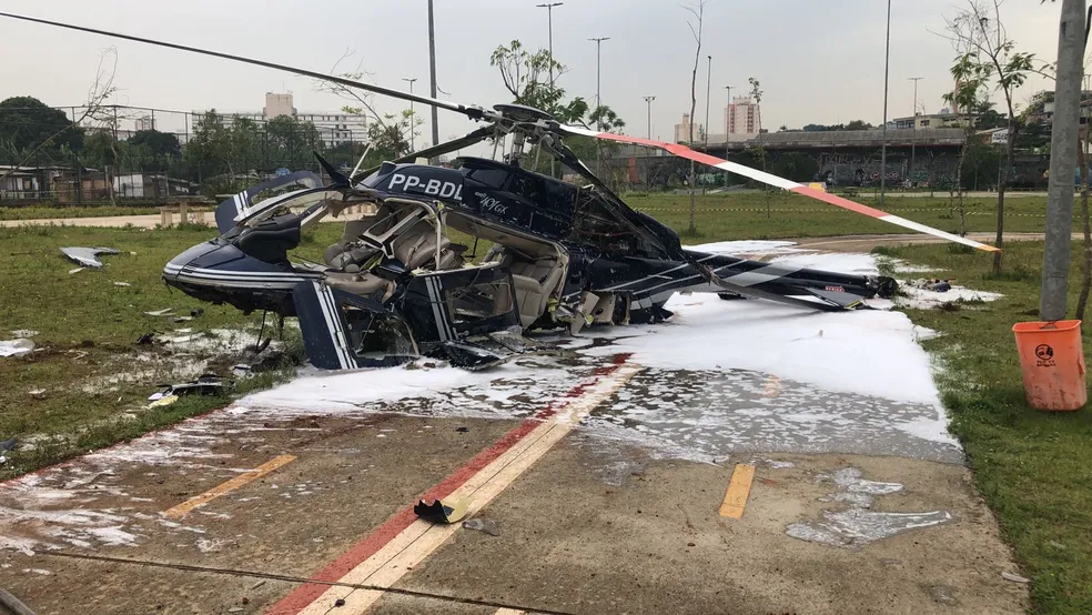 Helicóptero cai na Zona Sul de São Paulo e deixa dois homens feridos