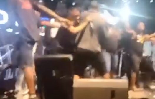 Integrantes das bandas Psirico e Samba Trator brigam em cima do palco durante festa