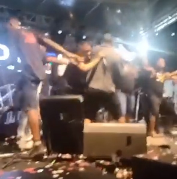 Integrantes das bandas Psirico e Samba Trator brigam em cima do palco durante festa