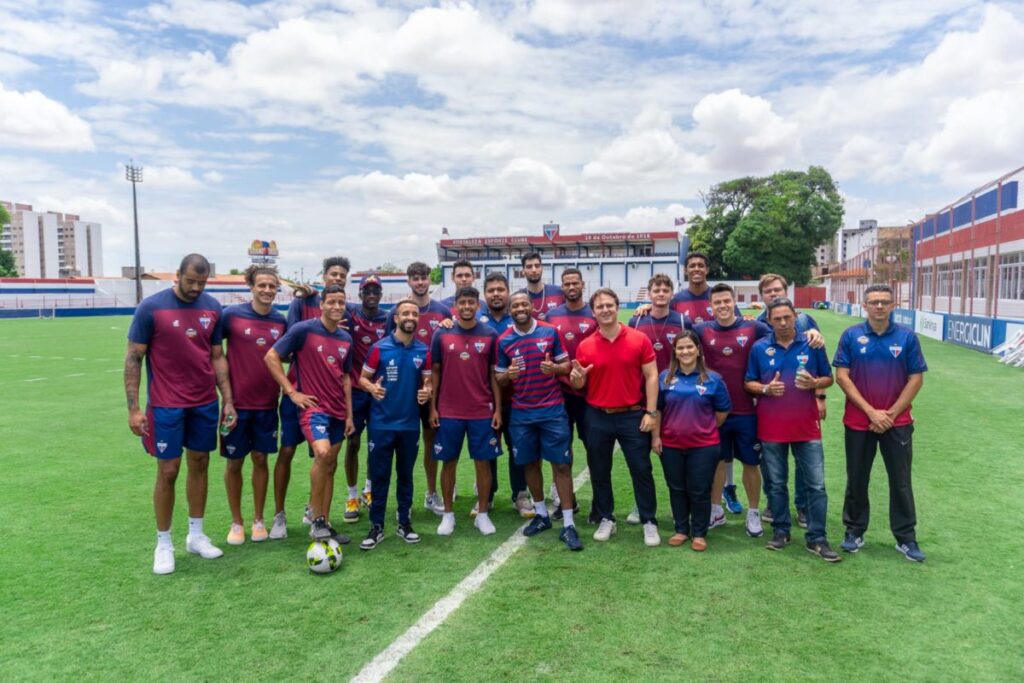 Elenco do Basquete Cearense visita o Pici e interage com jogadores do Leão