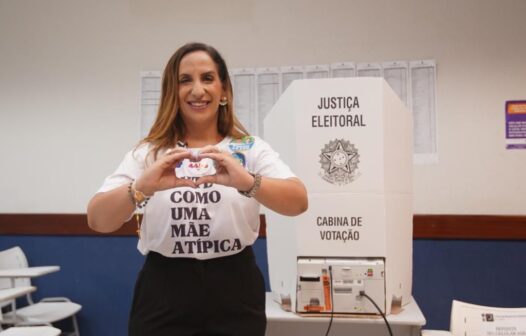 Kamila Cardoso, candidata ao Senado, vota no bairro Papicu, em Fortaleza