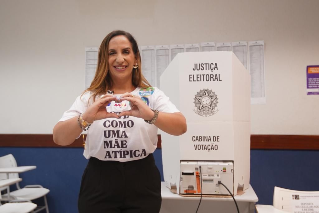 Kamila Cardoso, candidata ao Senado, vota no bairro Papicu, em Fortaleza