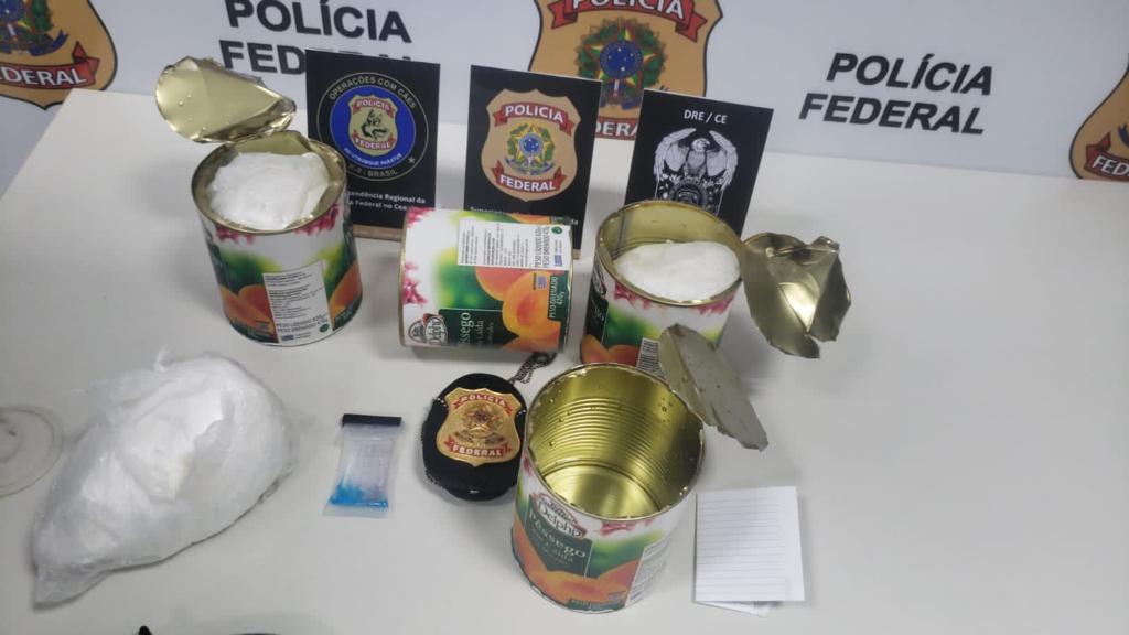 Mulher é presa com cocaína em latas de pêssego no Aeroporto de Fortaleza