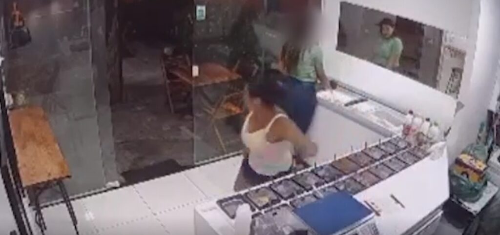 Mulher furta celular em loja de açaí e sai correndo