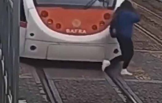 Mulher quase é atropelada por trem na Turquia