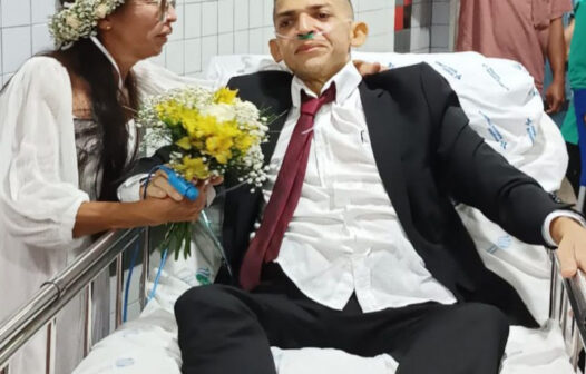 Paciente com câncer realiza casamento dentro de hospital de Fortaleza