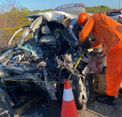 PM morre após carro colidir com carreta no interior do Ceará