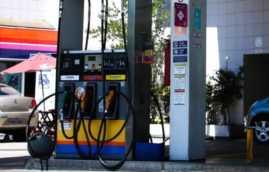 Preço da gasolina nos postos volta a subir após 15 semanas