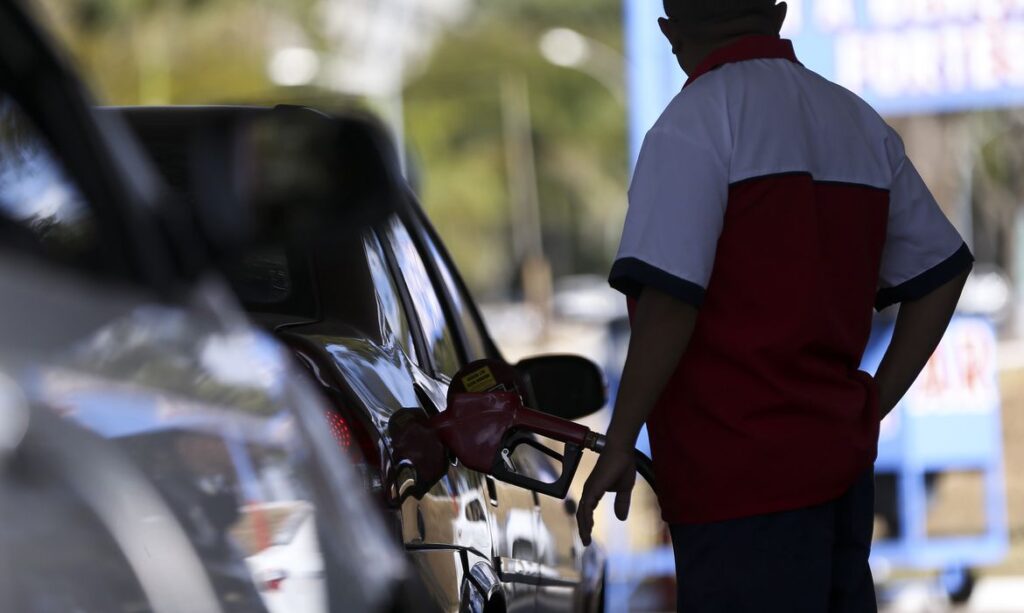 Preço da gasolina sobe pela terceira semana seguida nos postos, aponta ANP