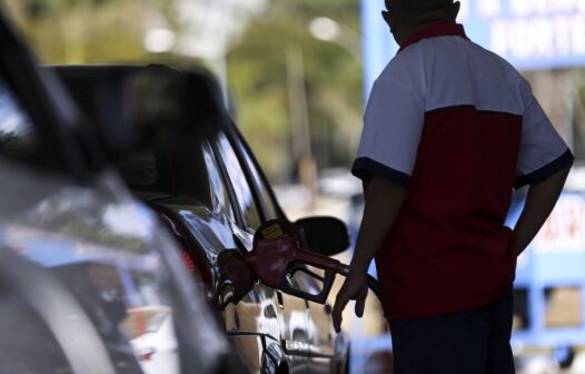 Preço da gasolina sobe pela terceira semana seguida nos postos, aponta ANP