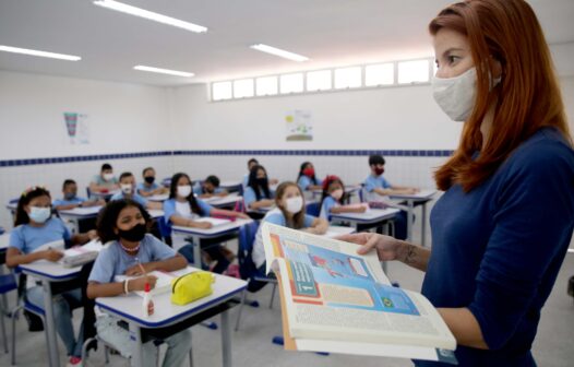 Professores de Fortaleza serão beneficiados com microfones para uso em sala de aula