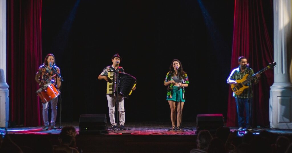 Quarta Cultural apresenta humor e música no palco do Teatro São José