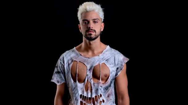 “Tive muitas questões com o lance de sexualidade”, assume Rodrigo Simas