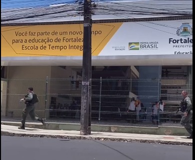 Suspeitos de roubo entram em escola para escapar da polícia em Fortaleza