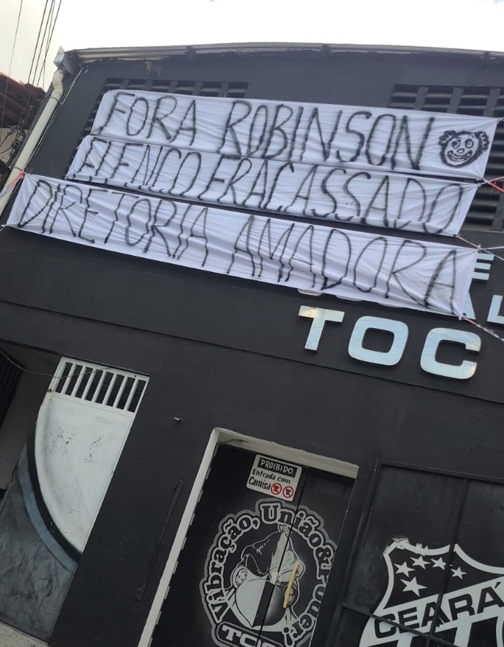 Torcida do Ceará protesta contra o elenco e pede a saída do presidente Robinson de Castro