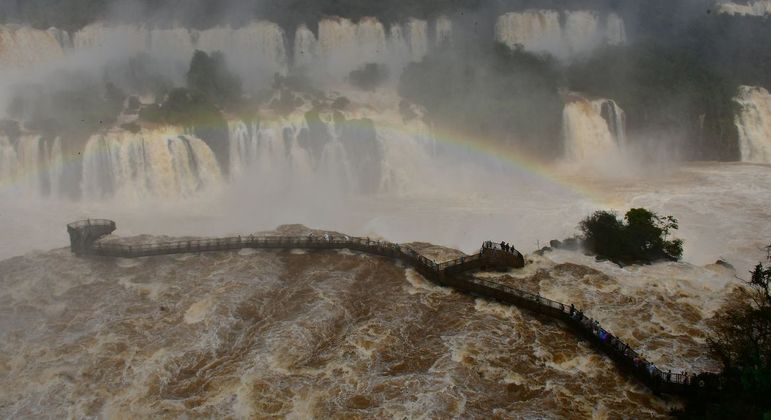 Turista canadense morre nas cataratas do Iguaçu; ele teria caído ao fazer selfie