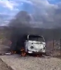 Van escolar pega fogo em Ereré, interior do Ceará