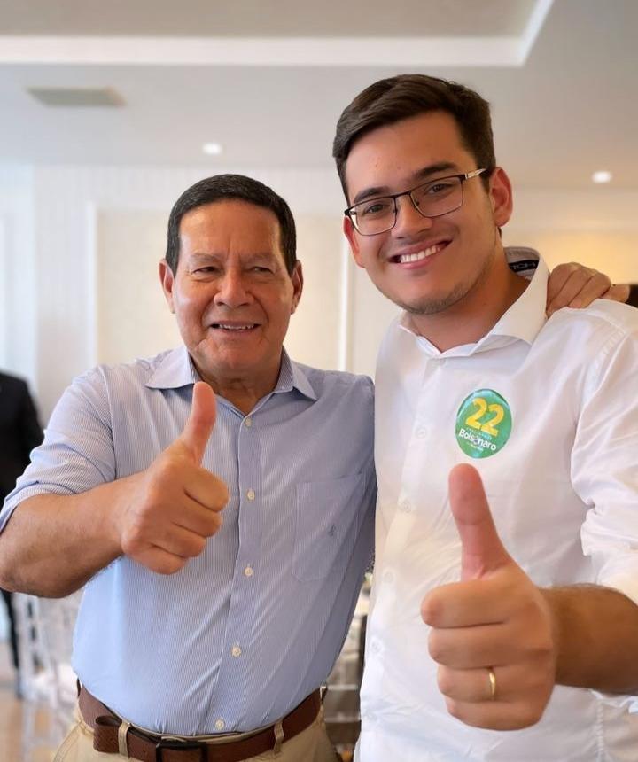 Vice-presidente Mourão desembarca em Fortaleza para participar de cavalgada