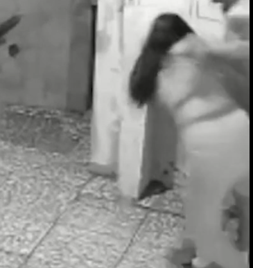 Vídeo homem arrasta namorada pelo cabelo para dentro de casa e a mata